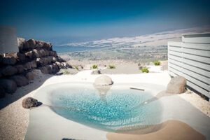 Piscina biodesign con effetto spiaggia