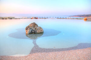 Piscina biodesign con ambientazione mare